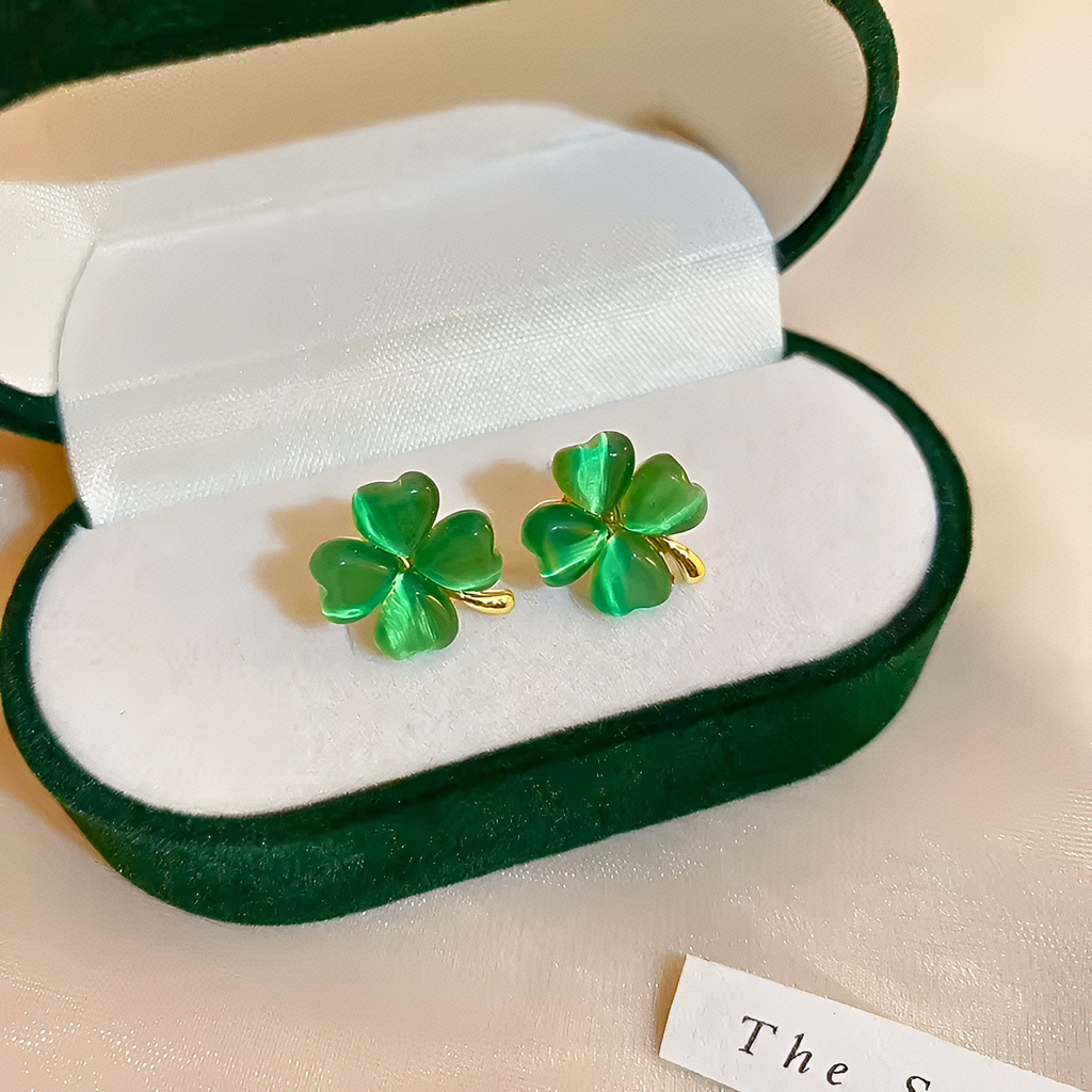 Clover Cat’s-Eye Studs